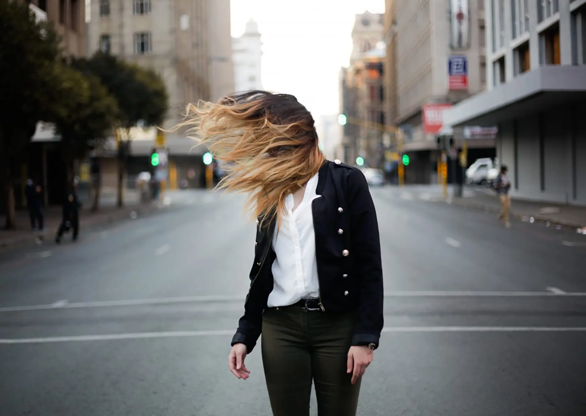 Frau mit Haaren vorm Gesicht