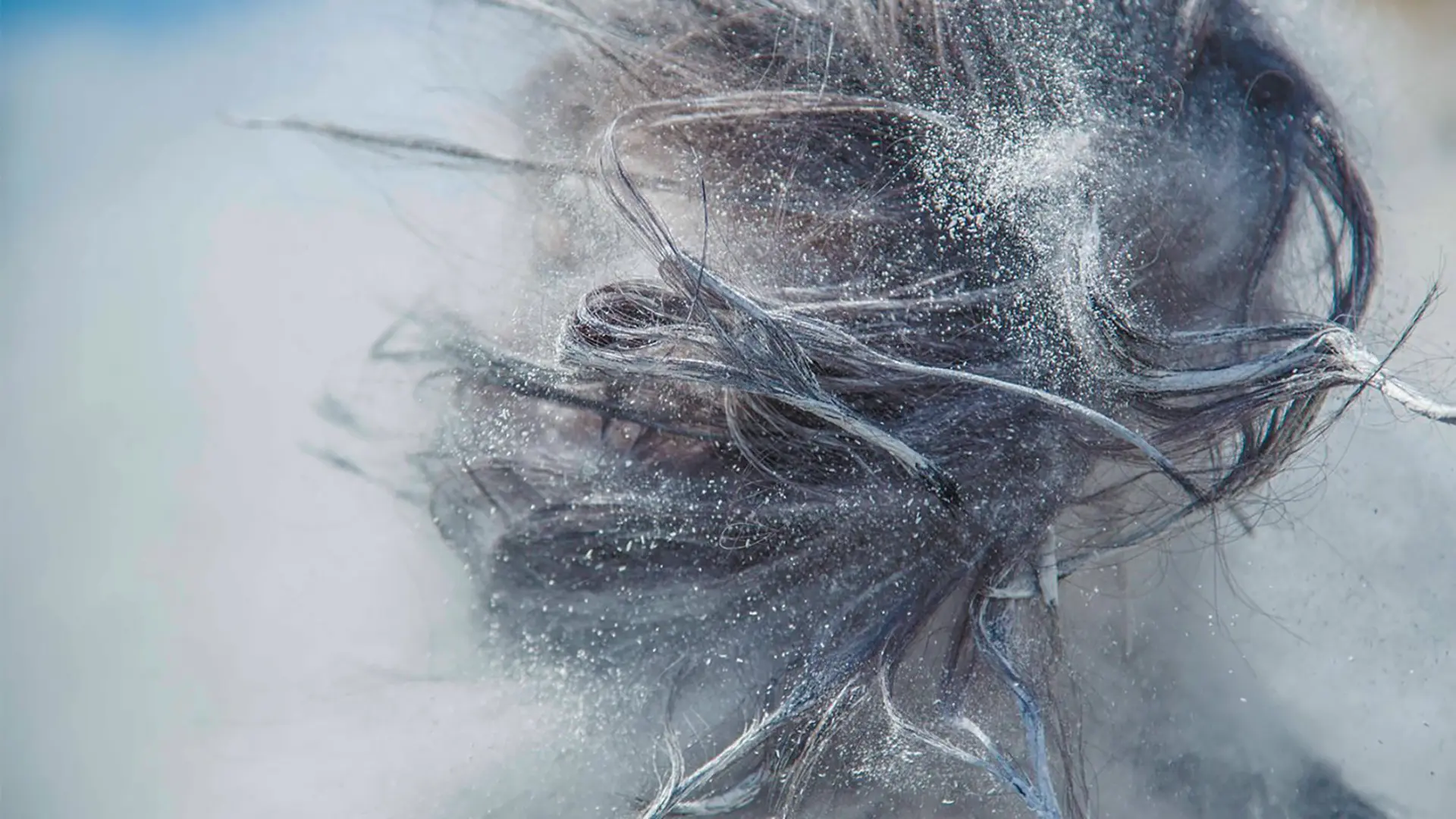 Haare voll mit Trockenshampoo