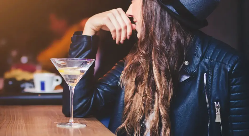 Frau mit Cocktail