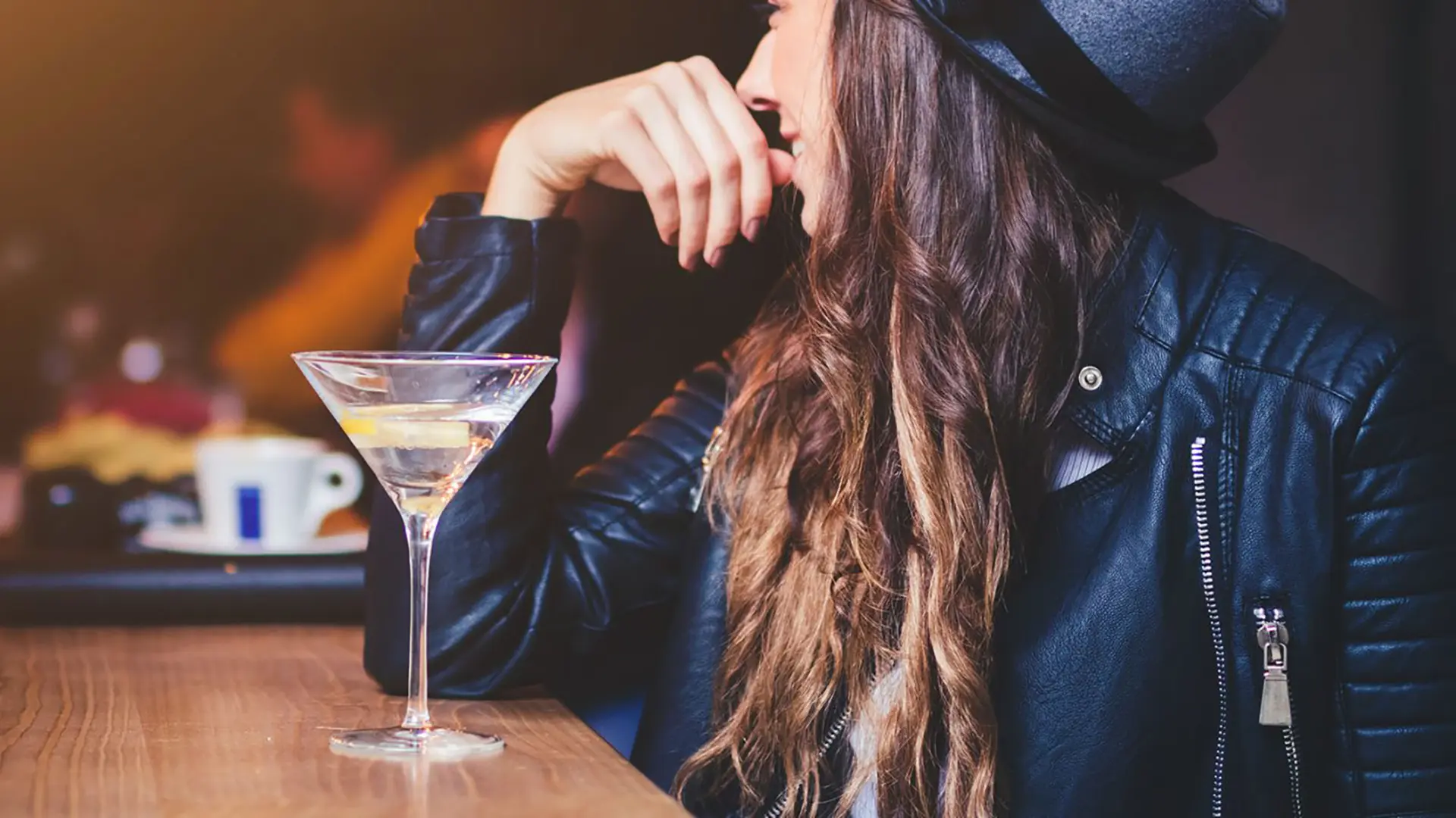 Frau mit Cocktail