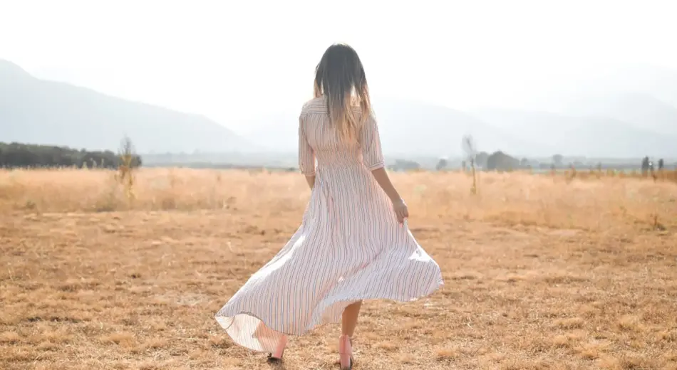 Frau im Sommerkleid