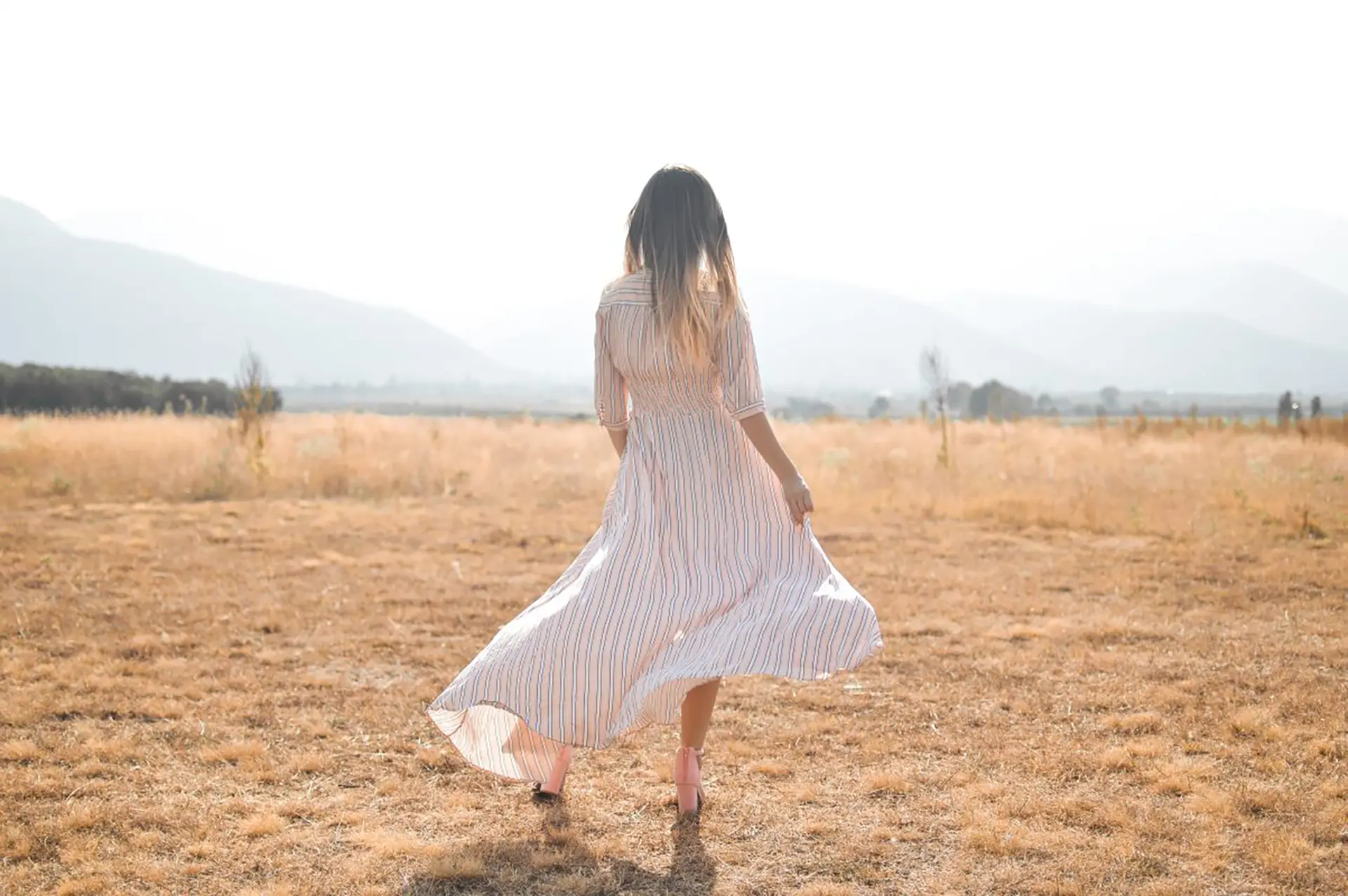 Frau im Sommerkleid