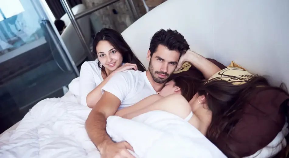 drei Personen gemeinsam im Bett