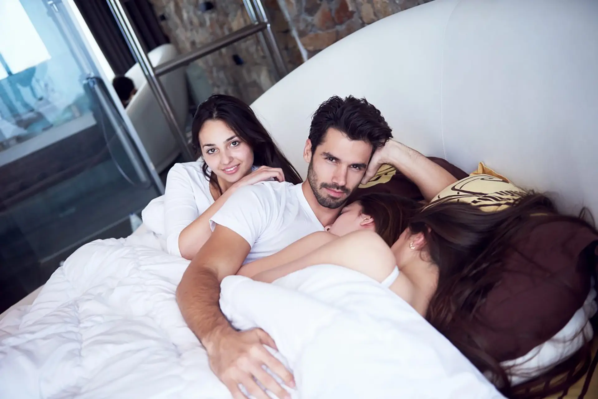 drei Personen gemeinsam im Bett